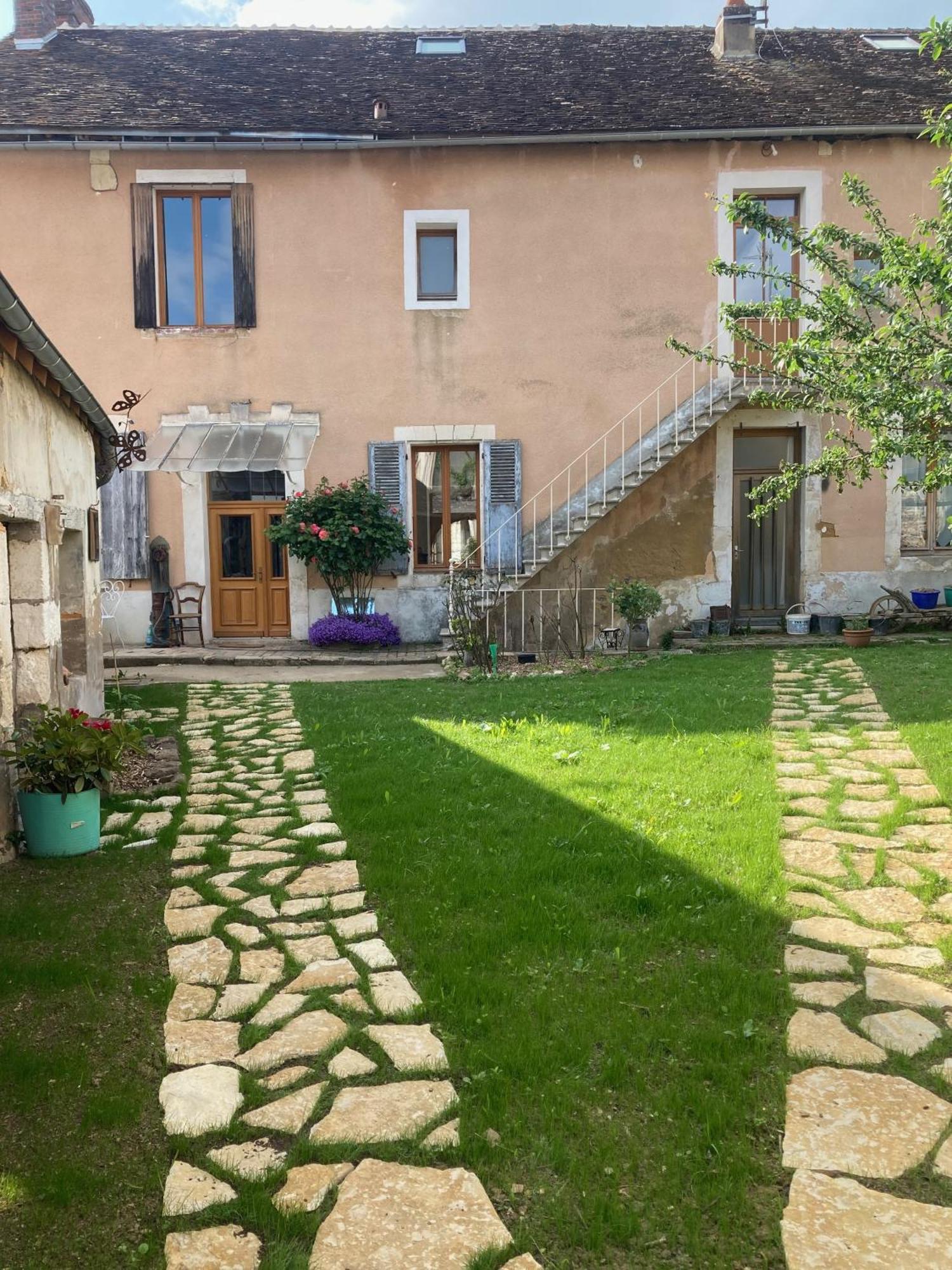 Sur Les Ailes Du Papillon-La Suite Saint-Sauveur-en-Puisaye Exterior photo